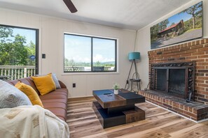 Smart TV, fireplace, video games - Romantic 2-bedroom cabin, Hot tub, views, Firepit, Arcade, Grill (Broadway)