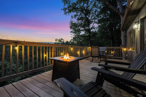 Romantic 2-bedroom cabin, Hot tub, views, Firepit, Arcade, Grill