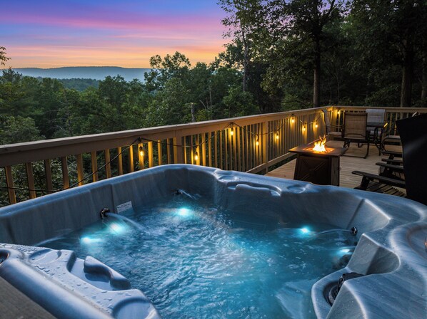 Outdoor spa tub - Romantic 2-bedroom cabin, Hot tub, views, Firepit, Arcade, Grill (Broadway)