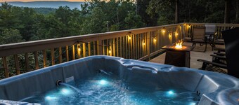 Romantic 2-bedroom cabin, Hot tub, views, Firepit, Arcade, Grill