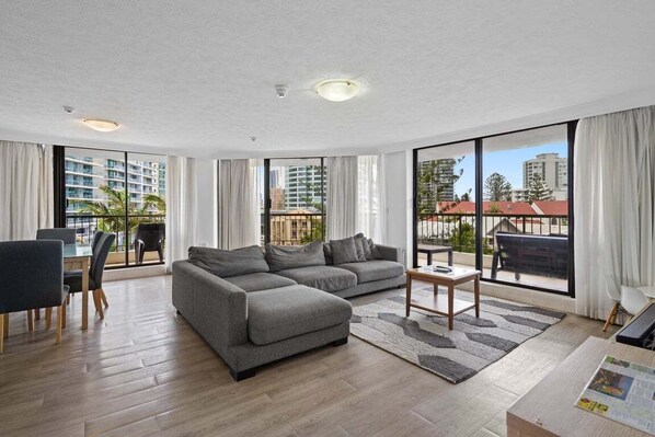 TV - Stylish 3BRM Haven in Surfers Paradise (Gold Coast)