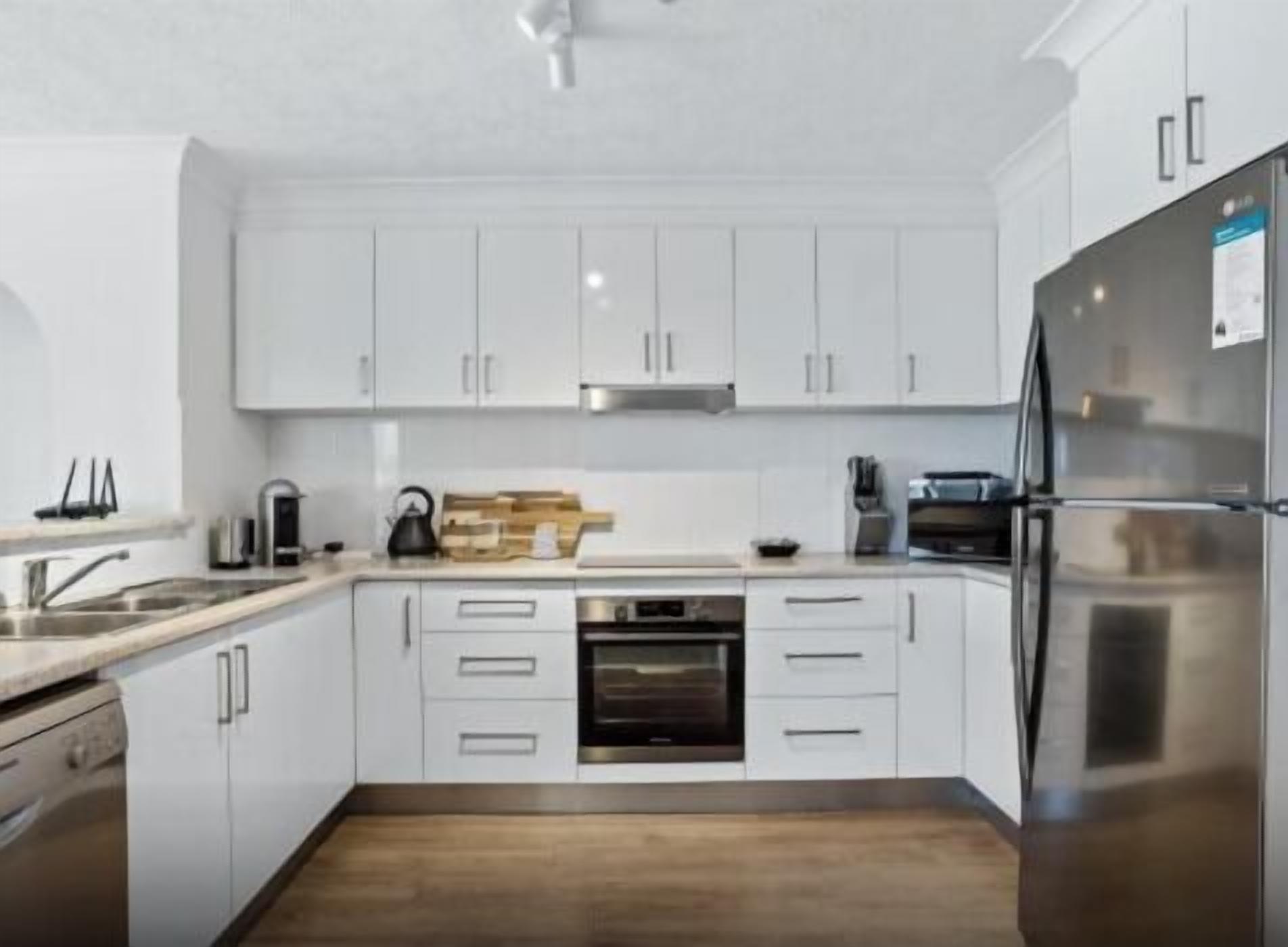 冷蔵庫、電子レンジ、オーブン、コンロ