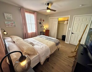 2 bedrooms, desk, iron/ironing board, free WiFi - Near Providence College 2 Bed w/Laundry & Parking (Providence)