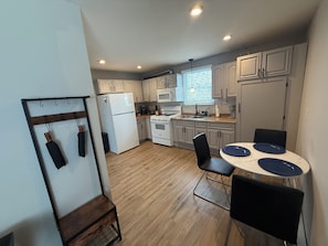 冷蔵庫、電子レンジ、オーブン、コンロ