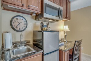 Kjøleskap, kaffetrakter/tekoker og kjøkkenutstyr