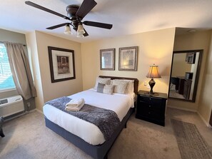 Iron/ironing board, WiFi, bed sheets - Denver Tech Center - Free Parking - Fast WiFi! (Greenwood Village)