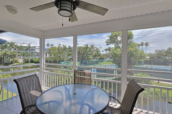 Outdoor dining - Bay Breezy condo with Beach access (Siesta Key)