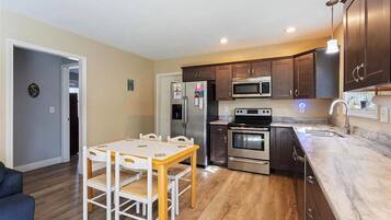 Micro-ondes, four, plaque de cuisson, lave-vaisselle