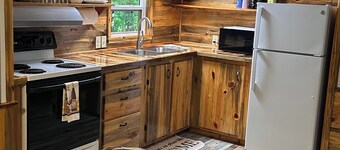 Redbud Roost-2 Bedroom Getaway