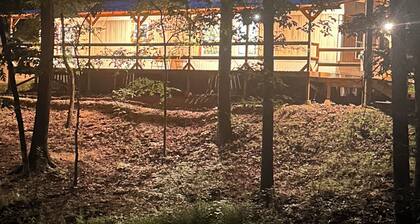 Redbud Roost-2 Bedroom Getaway