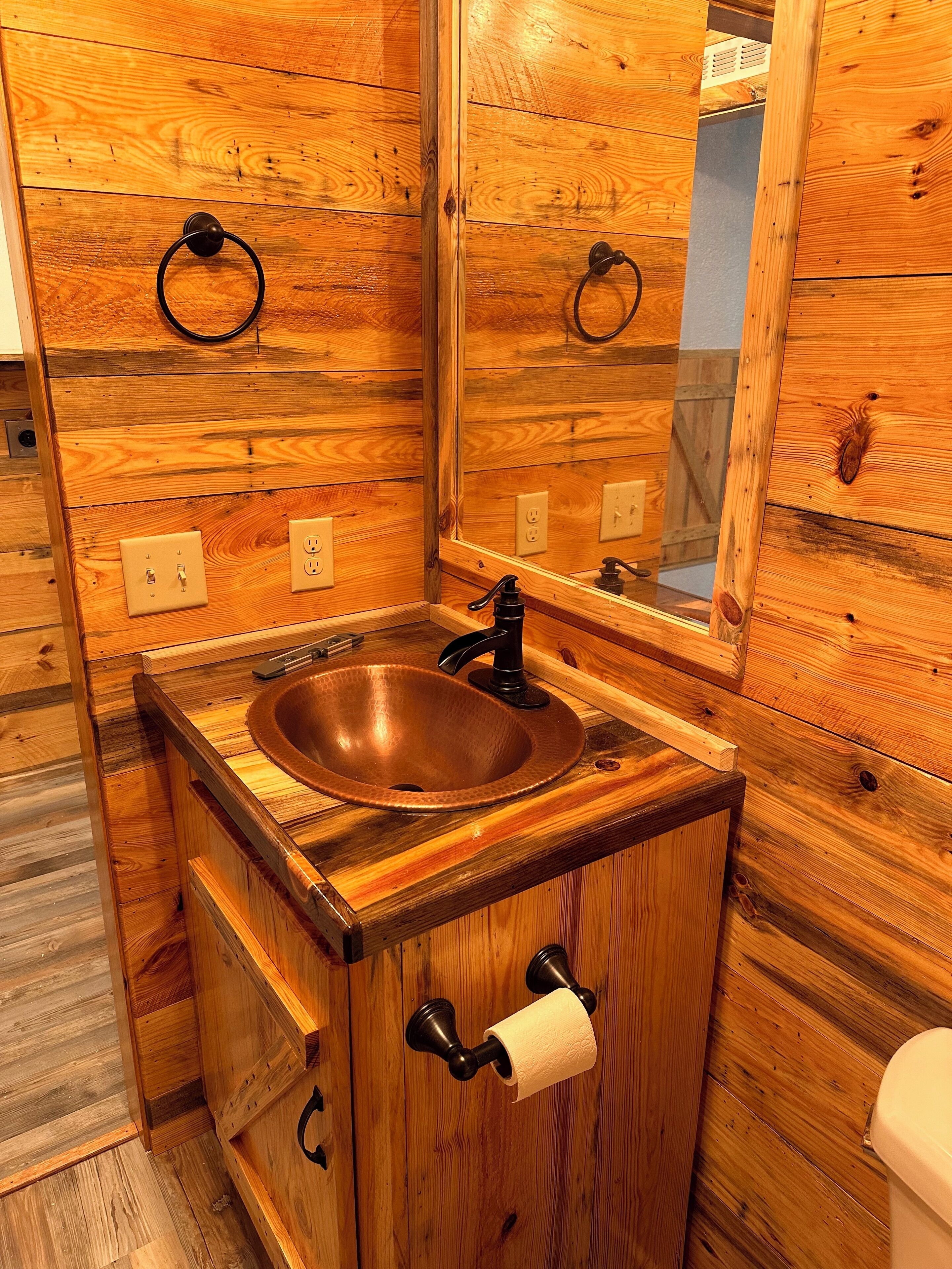 Hårføner, håndklær, såpe og toalettpapir