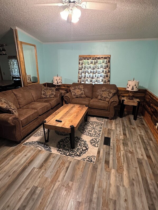 TV - Redbud Roost-2 Bedroom Getaway (Mount Ida)