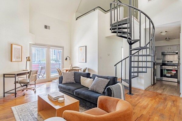 TV, stereo - Blueground | Downtown Austin, pool, nr Congress Ave (Austin)