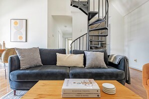 TV, stereo - Blueground | Downtown Austin, pool, nr Congress Ave (Austin)