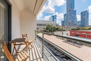 Property grounds - Blueground | Downtown Austin, pool, nr Congress Ave (Austin)