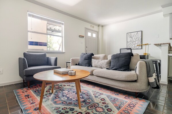 Een televisie en een stereo