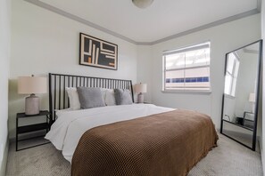 1 slaapkamer, een strijkplank/strijkijzer, wifi, beddengoed