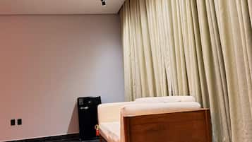 Suíte presidencial, vista para a piscina | Camas Select Comfort, espaço de trabalho para notebook