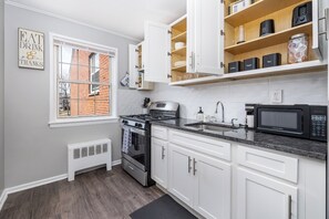 Réfrigérateur, micro-ondes, plaque de cuisson, cafetière/bouilloire