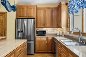 ثلاجة، ميكروويف، فرن، موقد طهي مسطح