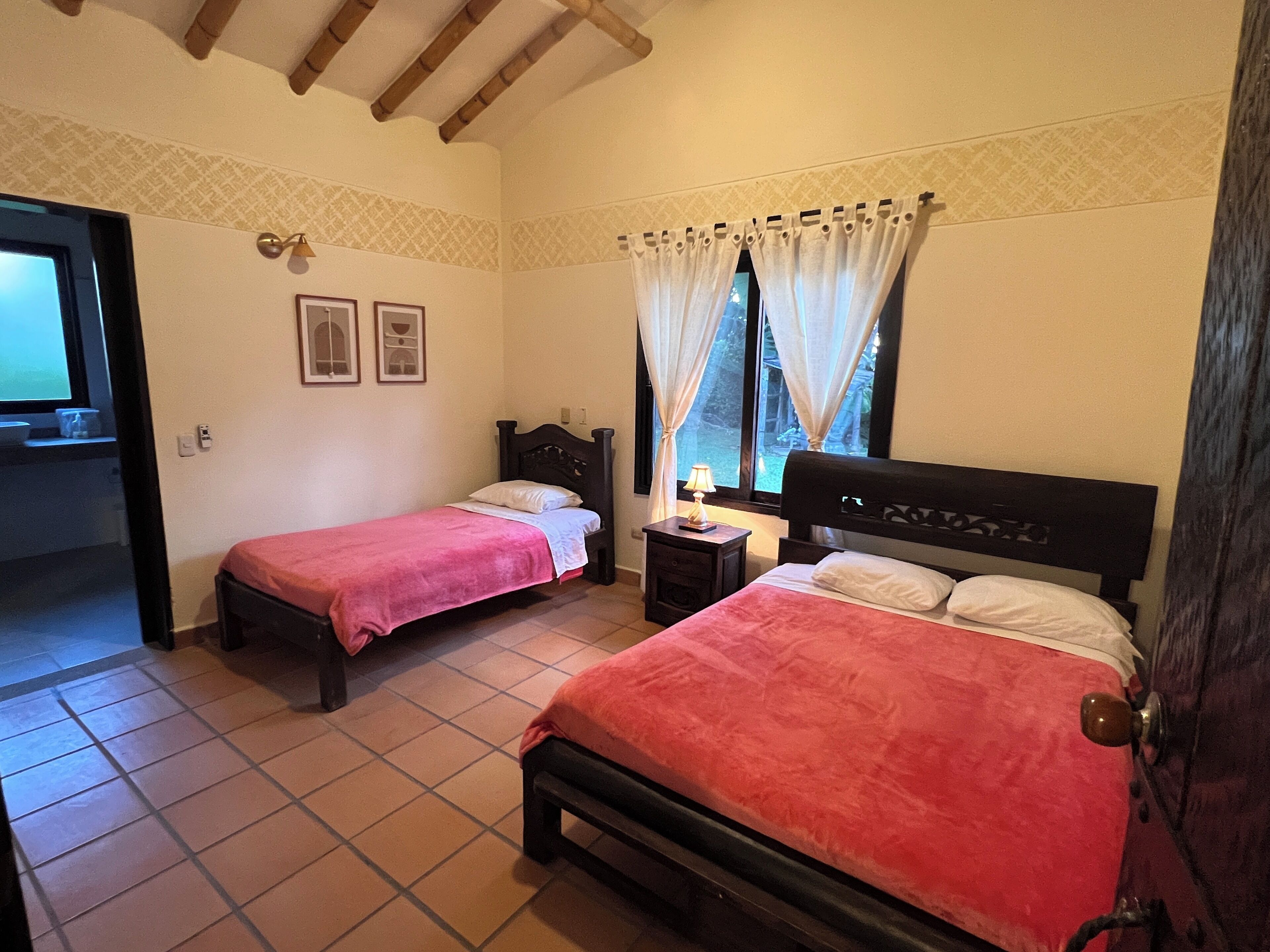 3 bedrooms, internet, bed sheets