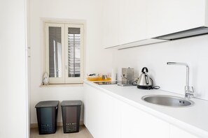Fridge, microwave, coffee/tea maker, cookware/dishes/utensils - Cielo D'Alcamo downtown - White Mulberry (Alcamo)