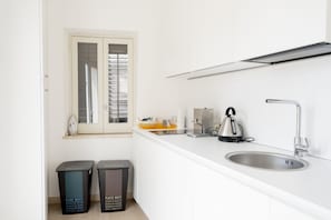 Réfrigérateur, micro-ondes, tables à manger