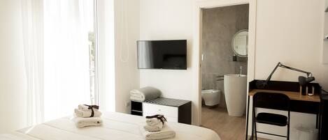 2 bedrooms, travel crib, free WiFi, bed sheets