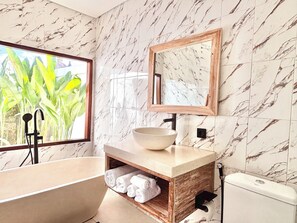 Villa luxueuse, 2 chambres, vue sur la piscine, côté jardin | Salle de bain | Baignoire et douche séparées, articles de toilette (gratuits)