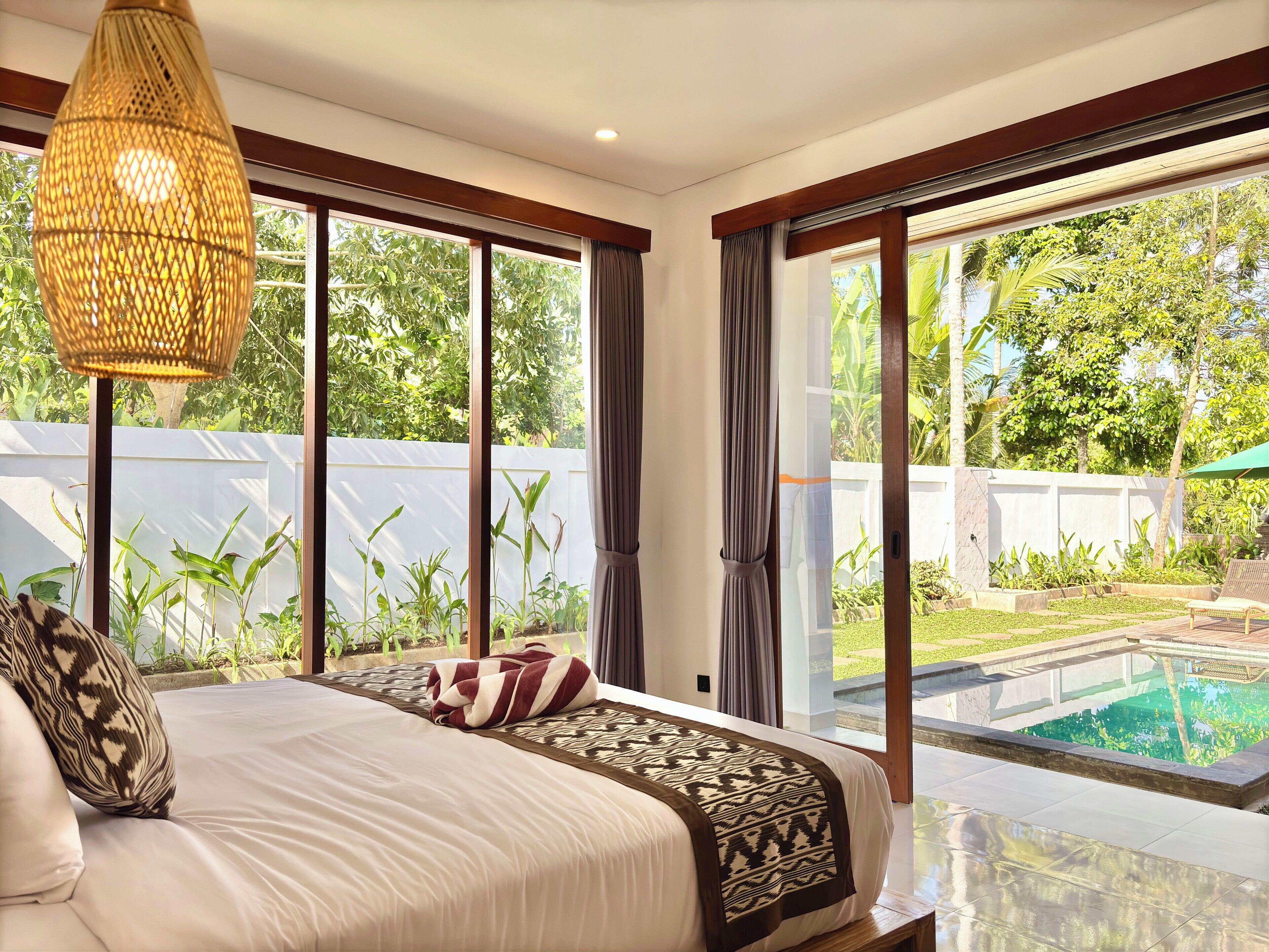 Luxe villa, 2 slaapkamers, uitzicht op zwembad, aan tuin | Uitzicht vanuit de kamer