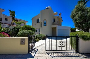 Exterior - Villa Artemis by Ezoria Villas (Paphos)