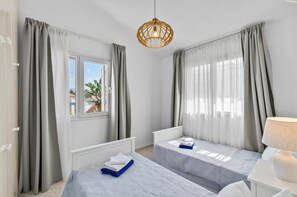 4 bedrooms, iron/ironing board, WiFi, bed sheets - Villa Artemis by Ezoria Villas (Paphos)