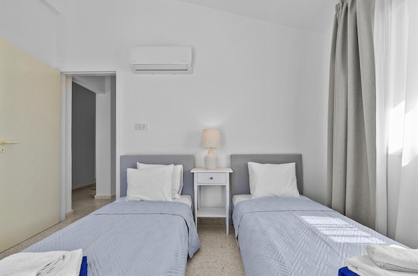 4 bedrooms, iron/ironing board, WiFi, bed sheets