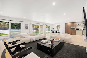 Smart TV, fireplace
