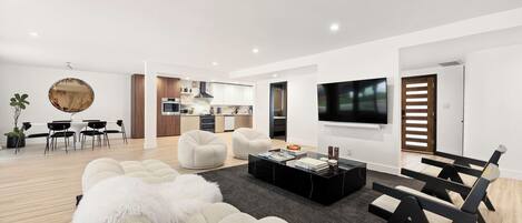 Smart TV, fireplace