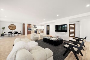 Smart TV, fireplace - Hollywood Hills Haven with
Luxurious Pool (Los Angeles)