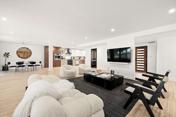 Smart TV, fireplace