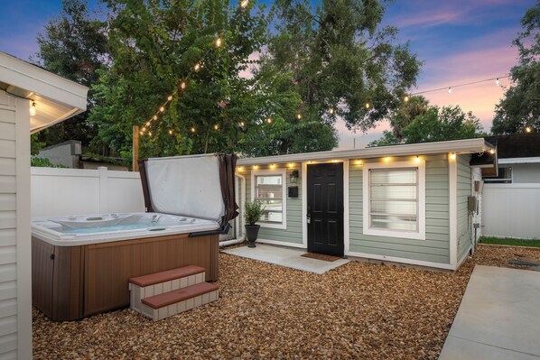 Outdoor spa tub - Private 1BR Apartment behind New Build Bungalow in Tampa Heights! (Tampa)
