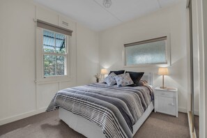 4 bedrooms, iron/ironing board, Internet, bed sheets