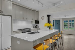 Kjøleskap, mikrobølgeovn, ovn og kokeplater