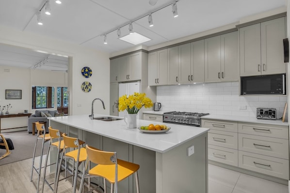 冷蔵庫、電子レンジ、オーブン、コンロ