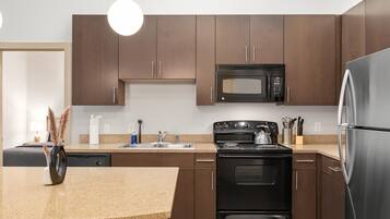 Refrigerador, microondas, horno y parrilla de estufa