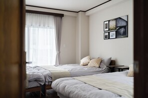 4 bedrooms, iron/ironing board, WiFi, bed sheets