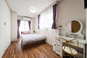 4 makuuhuonetta, työpöytä, silitysrauta/-lauta, vauvan matkasänky