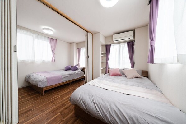 4 habitaciones, escritorio y tabla de planchar con plancha
