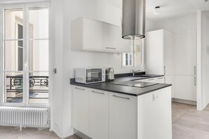 Réfrigérateur, four à micro-ondes, un four, surface de cuisson