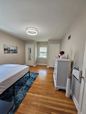 2 室のベッドルーム、デスク、WiFi (無料)