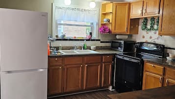 Kühlschrank, Mikrowelle, Herdplatte, Kochgeschirr/Geschirr/Besteck