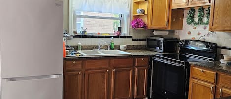 Kühlschrank, Mikrowelle, Herdplatte, Kochgeschirr/Geschirr/Besteck