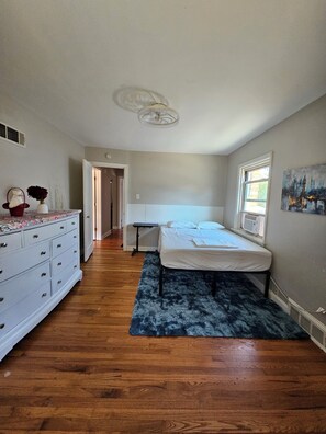 2 makuuhuonetta, työpöytä, ilmainen Wi-Fi